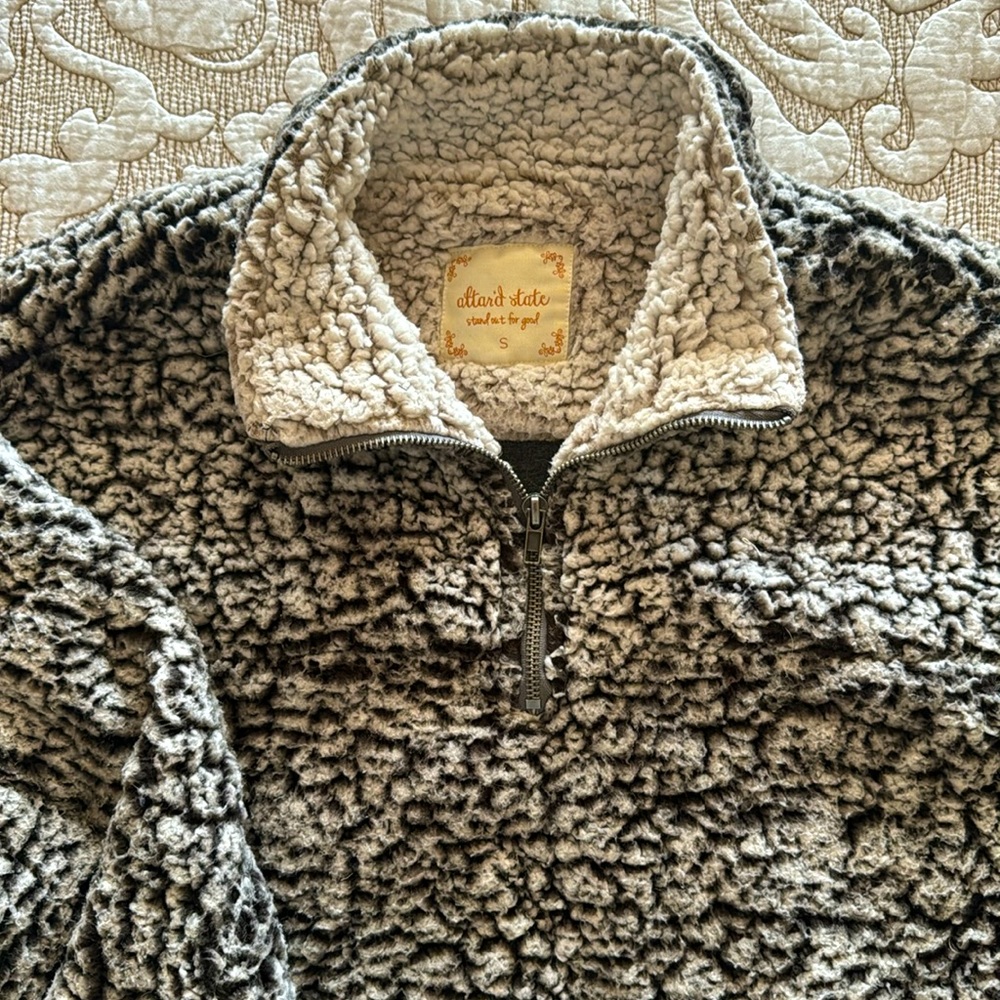 Altar'd State Gray Sherpa Wubby Half-Zip Size S. Worn twice, Like New 🤩